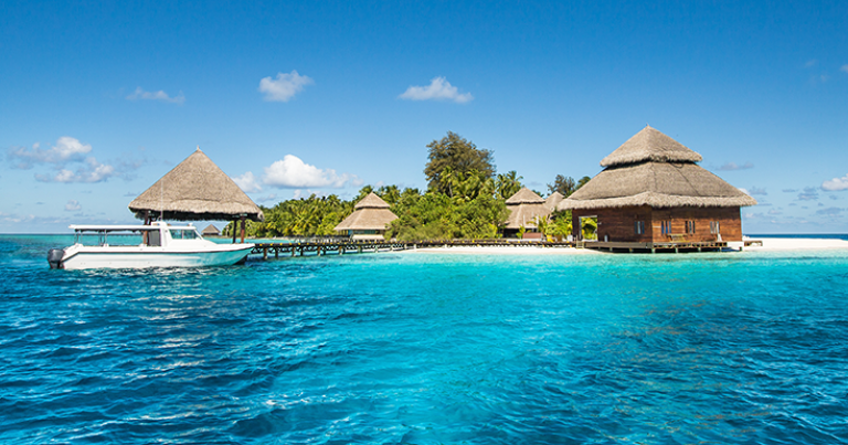Une petite île tropicale avec bungalows de luxe
